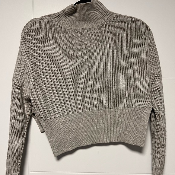 Gray turtleneck crop sweater - Picture 3 of 3